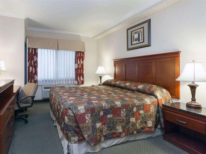 Howard Johnson By Wyndham Bakersfield Ngoại thất bức ảnh