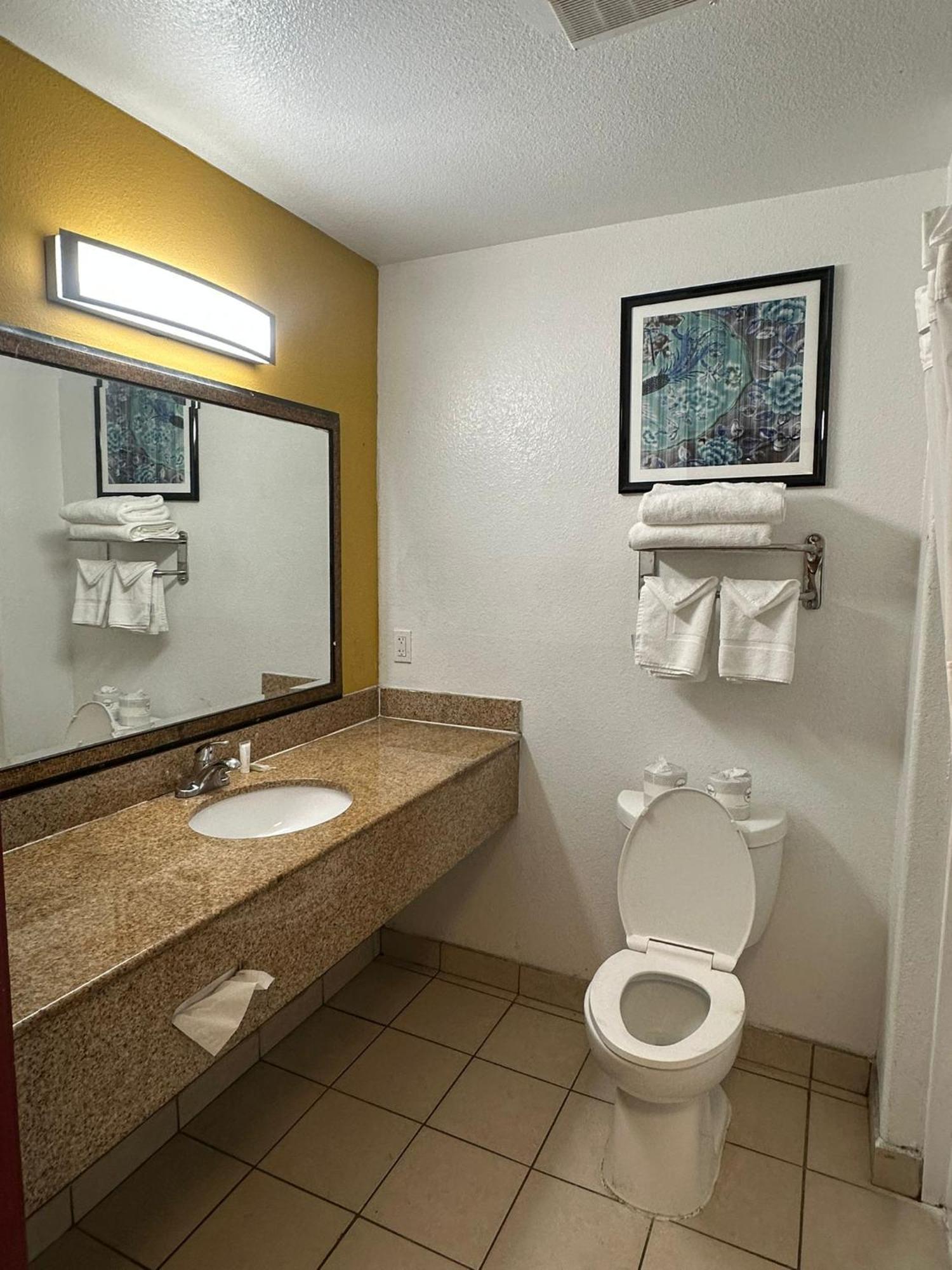 Howard Johnson By Wyndham Bakersfield Ngoại thất bức ảnh